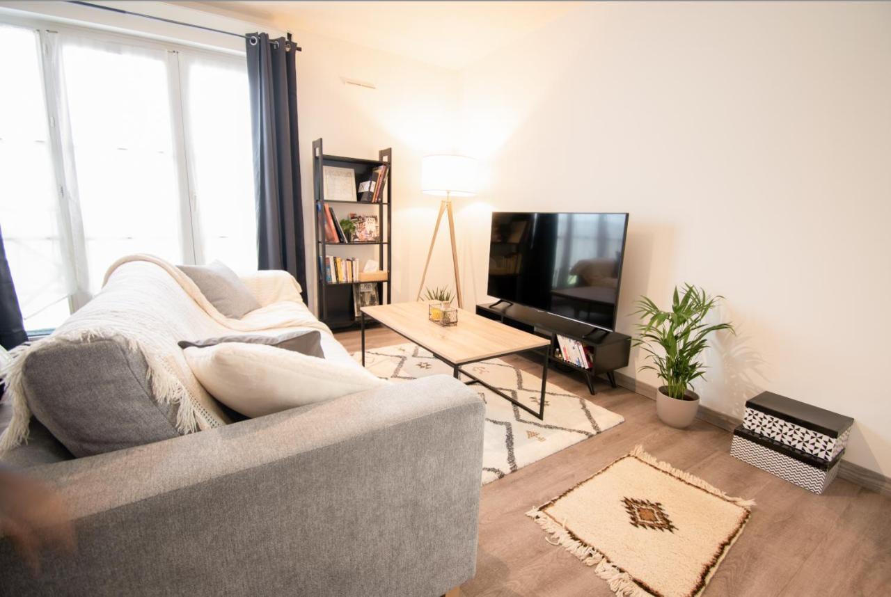 Joli Studio Tout Confort A 2 Pas De La Gare Poissy Kültér fotó